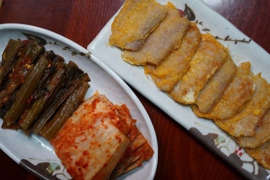 노란 달걀옷을 입혀 부친 전과 배추김치, 줄기 김치